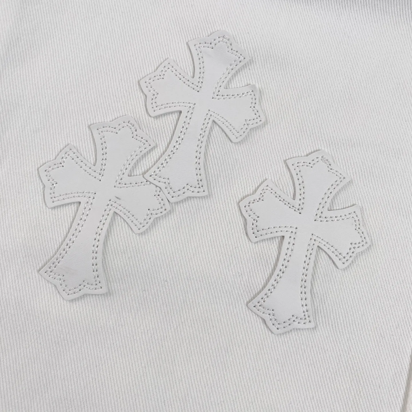 P270 chrome hearts new style white leather jeans vi Top heavy industry fashionable design] Consistent high street luxury style creation. Speaking of this style, the Zangyin family and GU family are definitely the leading representative brands. Especially the Zangyin family has really achieved a state-of-the-art effect in creating high street style. The unique washed material is used to create this style. The color system is quite eye-catching. After it is decorated with patchwork cross flowers, it cleverly highlights the charm of the brand. Secondly, this style uses classic The classic high-waist cutting design highlights the long legs and fashionable temperament of the upper body. The brand is highly recognizable and the slim fit configuration is more suitable for daily wear. It is a product that interprets personality, fashion, and specifications at a glance. This single product is enough to make any fan excited. It can be a white T-shirt for youthful preppy style, or a tight suspender for lady style. It has strong matching ability and can be easily controlled by men.  [Materials and craftsmanship] Needless to say, this point goes without saying. As an excellent craftsman brand, Zangyin’s requirements for details and craftsmanship are really perfect. The washed color of this model has gone through so many processes, not to mention the embellishment of denim appliques. It is also purely hand-made and sewn. Just like what they believe in, only hand-made things have soul and have the meaning of wear. A top-notch heavy-duty fashionable denim item, I look forward to your perfect interpretation! !  Size:28-36